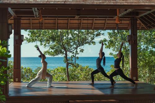 The St. Regis Maldives Vommuli Resort открывает Yogasala — новое пространство для занятий йогой и медитацией