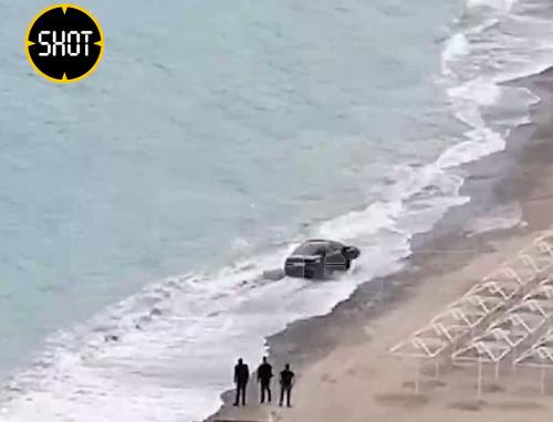 Приняв поутру чачи, пьяные туристы чуть не утопили в Чёрном море свой BMW