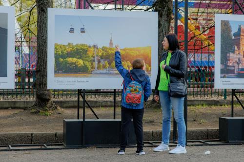 В Саду имени Баумана проходит фотовыставка конкурса «Покажи Москву»