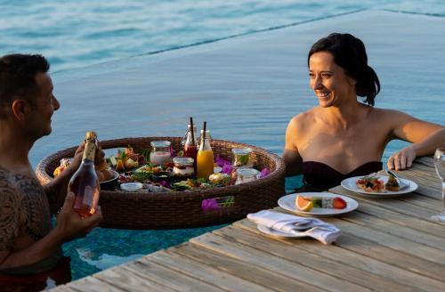 images/2024/May2024/02/outrigger-maldives-maafushivaru-resort-floating-breakfast1.jpg